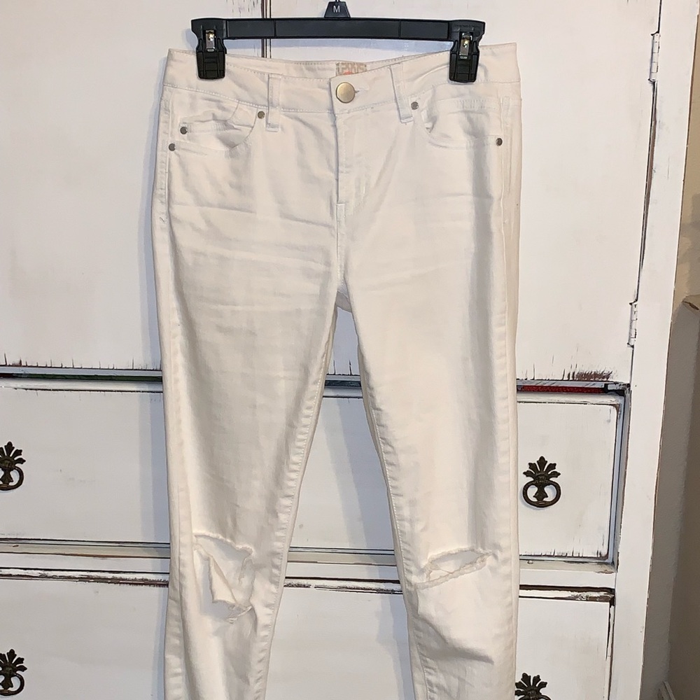 Gianni Bini cropped distressed denim capris.